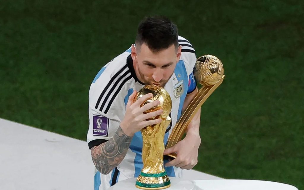 Messi beija a taça da Copa do Mundo / FOTO: Odd ANDERSEN / AFP