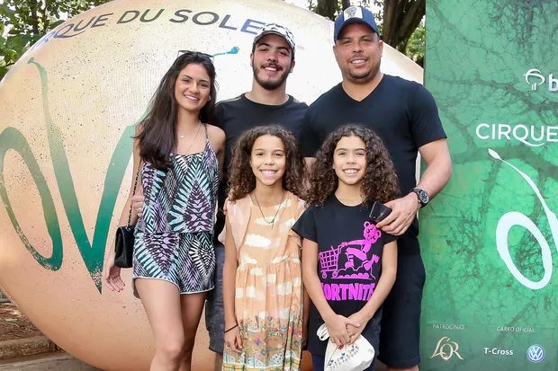 Ronaldo, Ronald com Luiza Basile, Maria Sofia e Maria Alice (Foto: Manuela Scarpa/Brazil News)