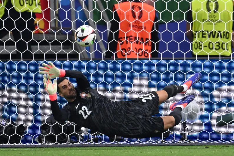 Diogo Costa defende pênalti decisivo por Portugal. (Photo by Kirill KUDRYAVTSEV / AFP)