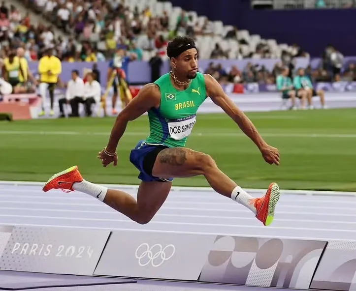Almir Jr competindo nas semifinais do salto triplo dos Jogos Olímpicos de Paris 2024