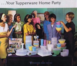 Publicidade de evento da Tupperware em tempos de desafios financeiros.