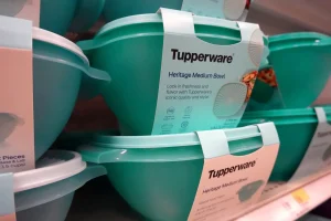 Produtos Tupperware à venda durante período de falência.