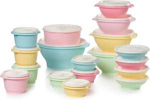 Coleção de recipientes Tupperware durante a era da falência da Tupperware.