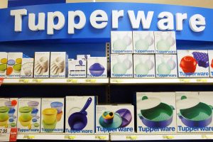 Identidade visual da Tupperware em lojas durante a crise financeira.