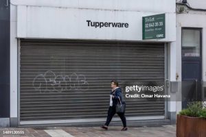Loja Tupperware fechada, reflexo da falência da empresa.