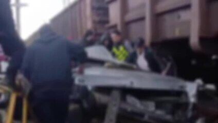 Acidente entre carro e trem deixa homem ferido