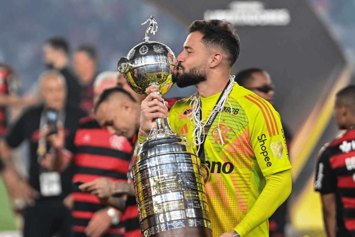 Goleiro Matheus Cunha deixa o Flamengo e acerta com o Cruzeiro a partir de 2026