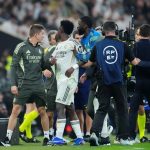 VÍDEO: Vinícius Júnior bate boca com Simeone em dérbi tenso e agita semifinal da Supercopa