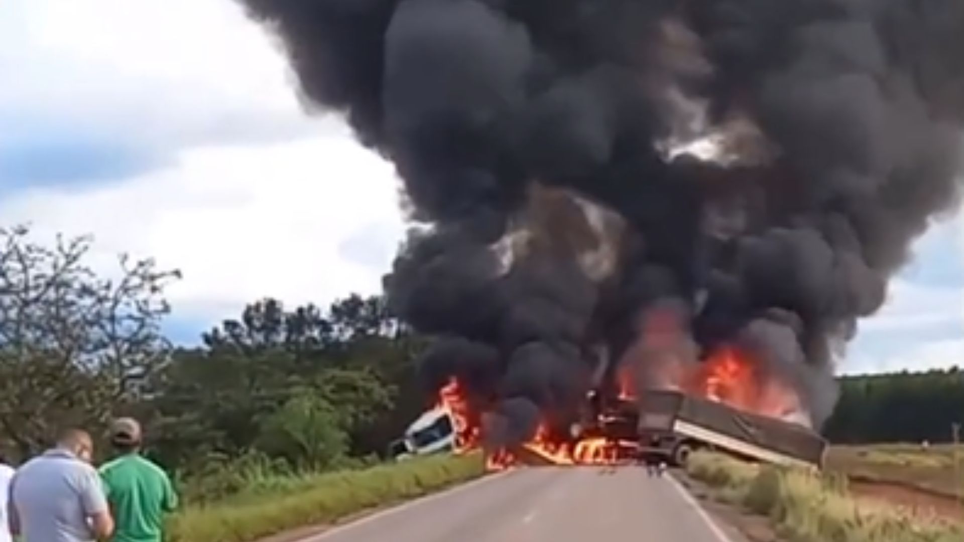 Acidente frontal entre carretas mata motorista e interdita BR-174; veja vídeo
