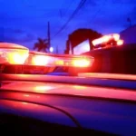 Homem faz mãe refém, ataca policiais com machado e morre após confronto no Paraná