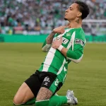 Antony decide clássico com golaço de bicicleta e incendeia dérbi andaluz; veja o lance