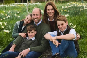 William e Kate retomam tradição de Páscoa após dois anos e reaparecem com os filhos em Windsor; veja vídeo