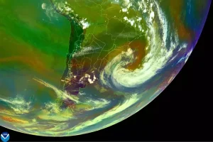 Ciclone extratropical avança pelo Brasil e pode provocar ventos de até 90 km/h e chuvas intensas; veja vídeo