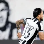 Alex Telles decide no fim, Botafogo vence a Chapecoense e larga na frente; veja o gol
