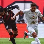 Athletico-PR vence Chapecoense por 2 a 0 e sobe na tabela do Brasileirão; veja os gols