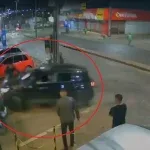 Motorista perde controle, atropela grupo e destrói motos após briga; veja vídeo
