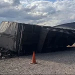 Caminhão com azeite tomba, pessoas saqueiam carga e produtos aparecem à venda; veja vídeo