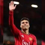 Casemiro decide, é ovacionado e tem futuro cobrado pela torcida do United; veja vídeo