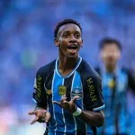 Grêmio vence Coritiba com gol de joia e encerra reação rival no Brasileirão; veja o gol