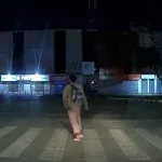 Homem joga garrafa contra viatura após importunar mulher e acaba preso; veja vídeo