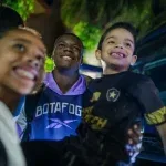 Botafogo desembarca em Brasília, recebe festa da torcida e aquece duelo com o Inter; veja vídeo