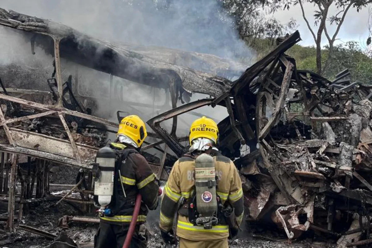 Imagens mostram cenário de destruição após acidente que matou 8; veja vídeo