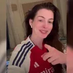 Arsenal quebra jejum de 20 anos e coincidência com Anne Hathaway viraliza na internet; veja vídeo