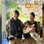 Policiais salvam bebê de 5 meses engasgado; veja vídeo