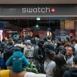 Collab entre Audemars Piguet e Swatch provoca tumulto e filas em lojas pelo mundo; veja vídeo