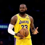 LeBron rebate torcedor durante derrota dos Lakers e cena viraliza nos playoffs da NBA; veja vídeo