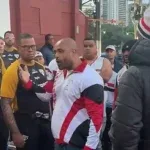 Torcida organizada protesta no CT do São Paulo após eliminação na Copa do Brasil; veja vídeo