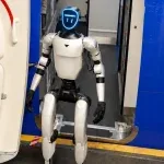 Robô de 1,2 metro causa atraso em voo e mobiliza equipe nos Estados Unidos; veja vídeo
