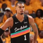 Wembanyama bate recorde histórico de tocos nos playoffs, mas Spurs perdem para os Wolves; veja vídeo