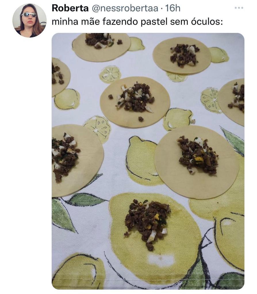 Minha mãe fazendo pastel sem óculos