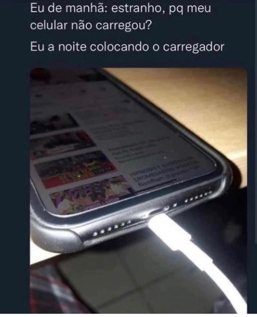 Eu colocando o celular pra carregar