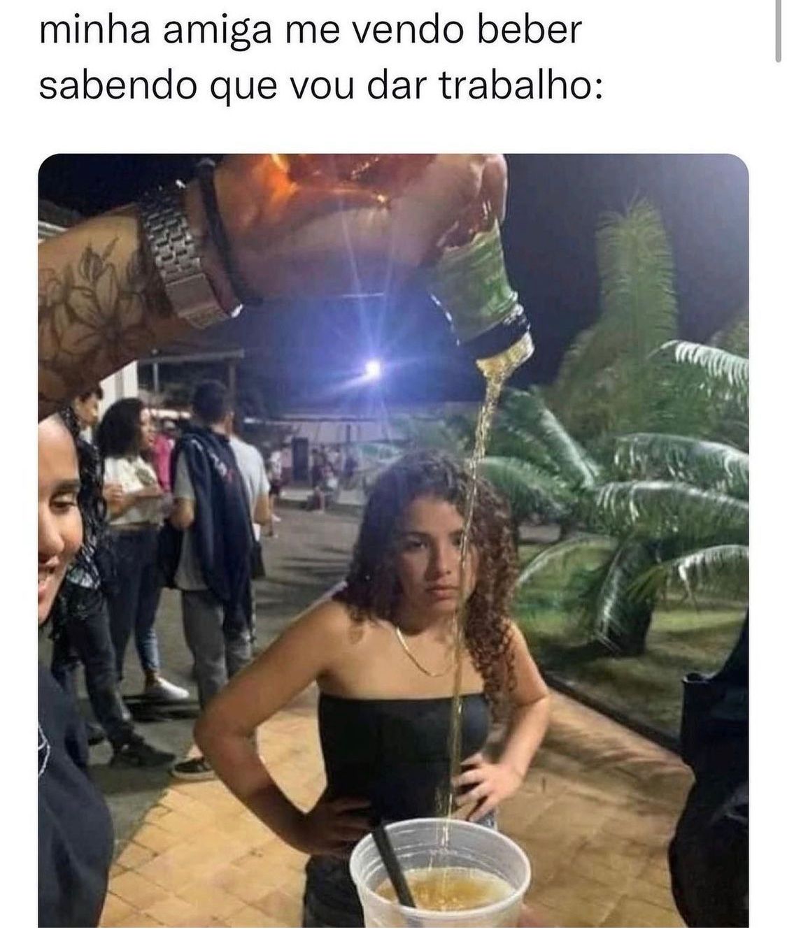 Minha amiga me vendo beber