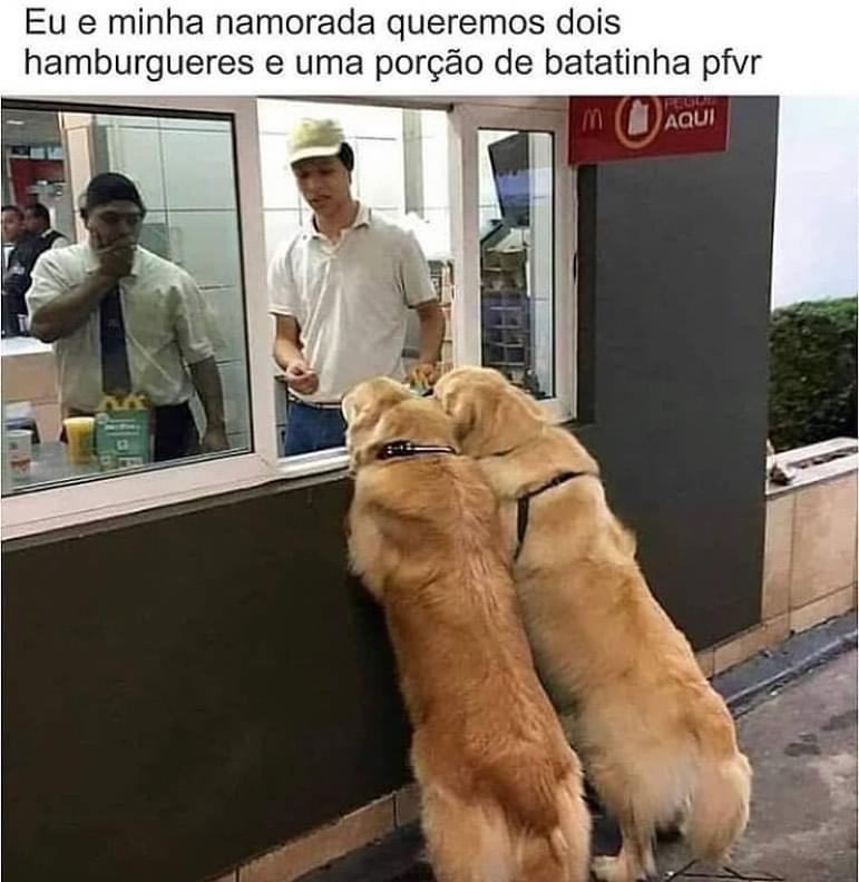 Eu e a namorada pedindo lanche