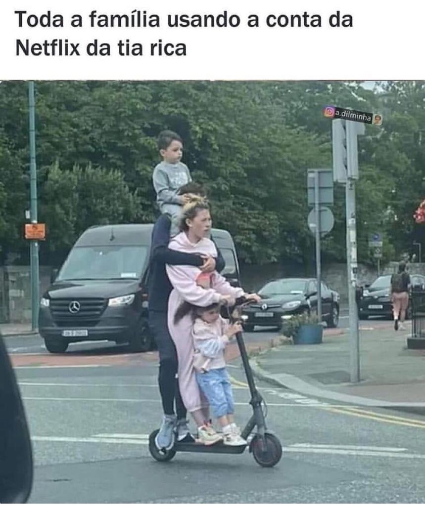 A família usando a netflix da tia