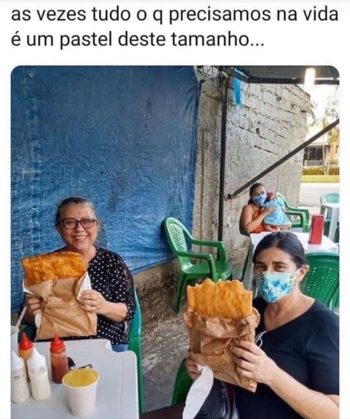 Pequeno pastel com caldo de cana