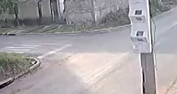 Câmera de segurança flagra acidente no bairro Costa Verde em Várzea Grande