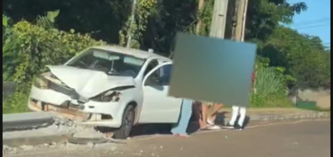 Veículo colide com poste em Barra do Garças, imagens circulam na web. Veja vídeo: