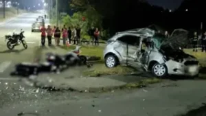 Colisão fatal: Casal morre em acidente de moto e carro capota várias vezes