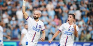 Bahia vence Grêmio com dois gols de Thaciano e entra no G-6