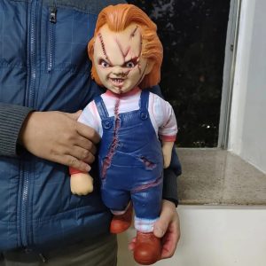 Jovem viraliza ao mostrar como é viver com colecionador de bonecos de terror