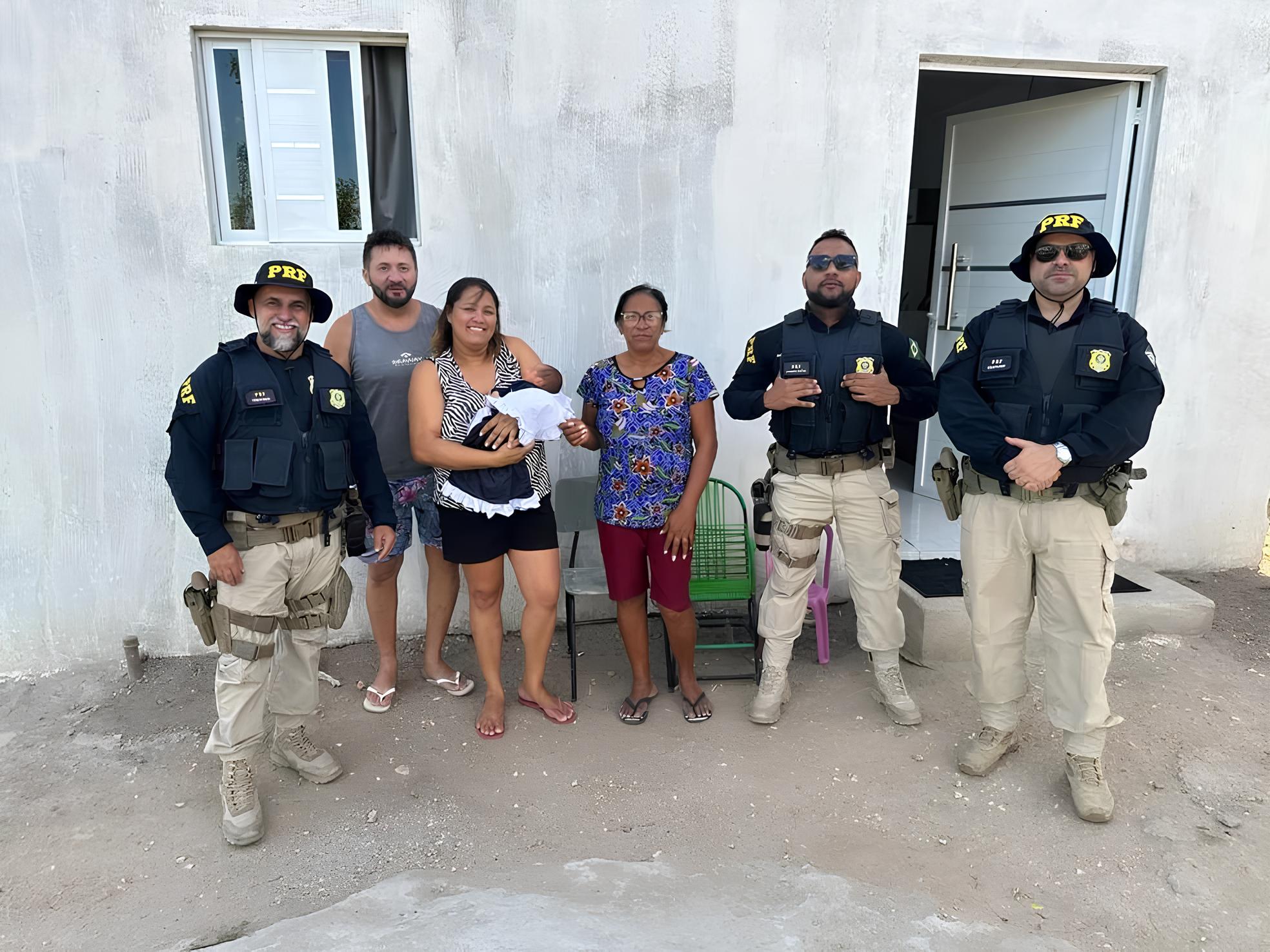 Bebê é Salvo Por Policias Após Engasgar Imagens Circulam Na Web Veja