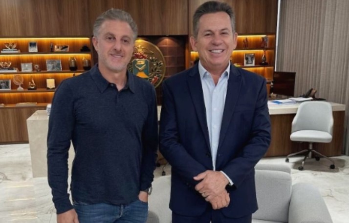 Apresentador Luciano Huck é recebido por Mendes no Paiaguás