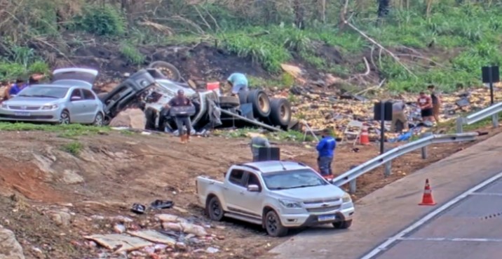Câmeras flagram populares saqueando carga de caminhão tombado na BR-364 ...