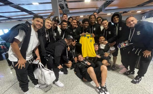 Após quase 7 anos, Hugo Souza é convocado e chora no aeroporto com festa do elenco