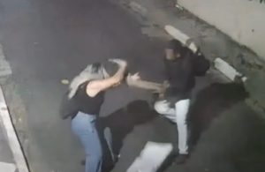 Câmeras flagram maníaco agredindo mulheres com madeiradas; polícia procura suspeito