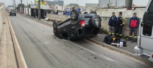 Motorista dorme ao volante e capota carro com filho na BR-376; veja vídeo